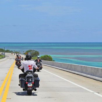 Motorcykler over Overseas Highway i Florida - USA