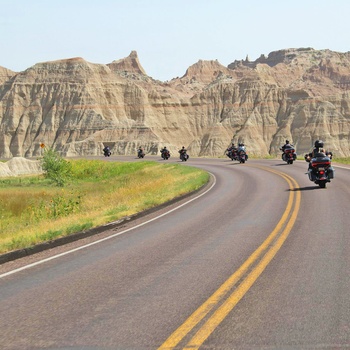 Motorcyklister på vej gennem Badlands Nationalpark, South Dakota i ISA