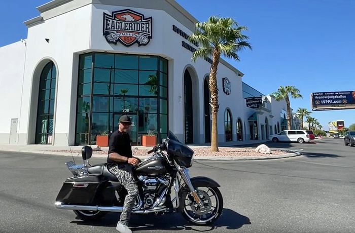 Dennis præsenterer Harley-Davidson Street Glide foran Eagle Rider - MC USA 