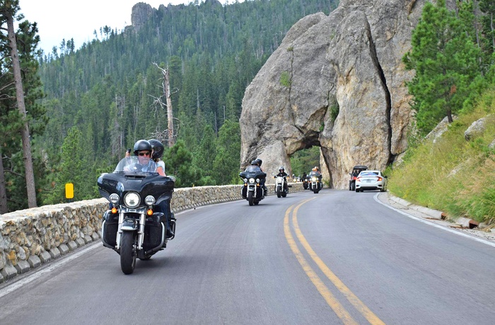 Motorcyklister på vej gennem Black Hills, South Dakota og Wyoming i USA