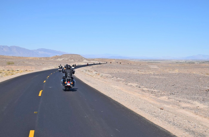 På motorcykel gennem ørkenlandskab i Texas, USA