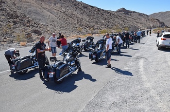 Highway 1 - motorcykler holde pause i Death Valley