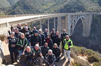 Highway 1 - Dag 10: Gruppebillede ved den ikoniske Bixby Creek Bridge