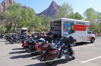 MC Route 66 og Arizona - Motorcykler på parkeringsplads ved Zion National Park
