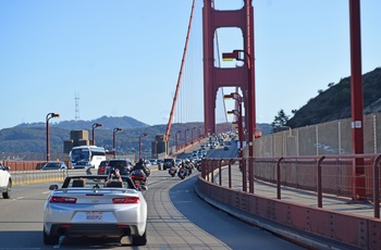 Highway 1 - Motorcykelgruppe på Golden Gate Bridge mod San Francisco