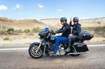 Motorcyklister gennem ørkenlandskab langs Route 66, Arizona i USA
