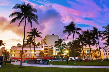 Solnedgang over Ocean Drive i Miami, Florida i USA