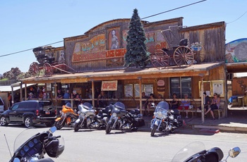 Motorcykler foran Oatmann Restaurant, Arizona i USA