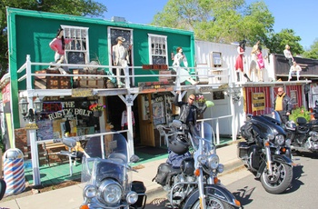 Motorcykler foran små butikker i byen Seligman, Arizone i USA