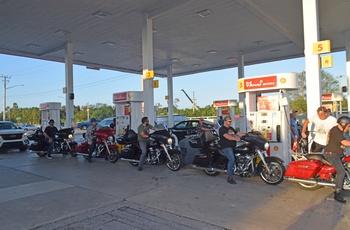 MC-tur Florida Rundt og Daytona - dag 9: Motorcyklerne skal tankes på langs Overseas Highway