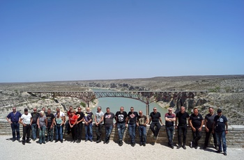 MC-tur Kyst til kyst - dag 11: Hele holdet med Pecos floden i baggrunden