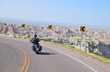 Motorcyklist på vej gennem Badlands Nationalpark, South Dakota i ISA