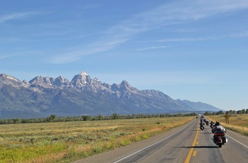 Motorcyklister gennem Yellowstone, Wyoming i USA