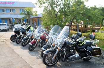 MC-tur Solrige Florida - dag 4: Key West-Florida City - motorcyklerne er linet op foran hotellet